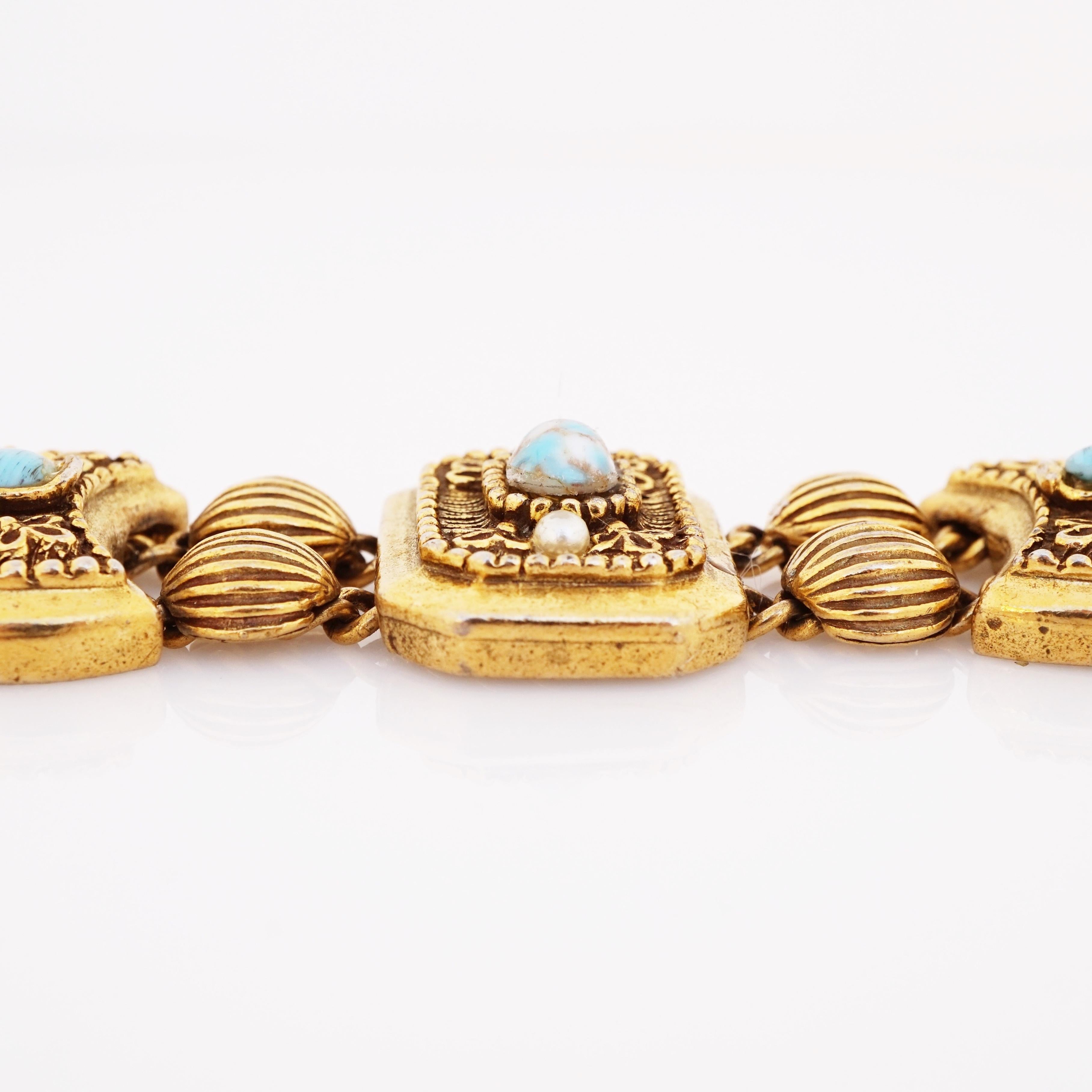Verziertes Gliederarmband aus Goldette im viktorianischen Revival der 1960er Jahre mit türkisfarbenen Cabochons im Zustand „Gut“ im Angebot in McKinney, TX