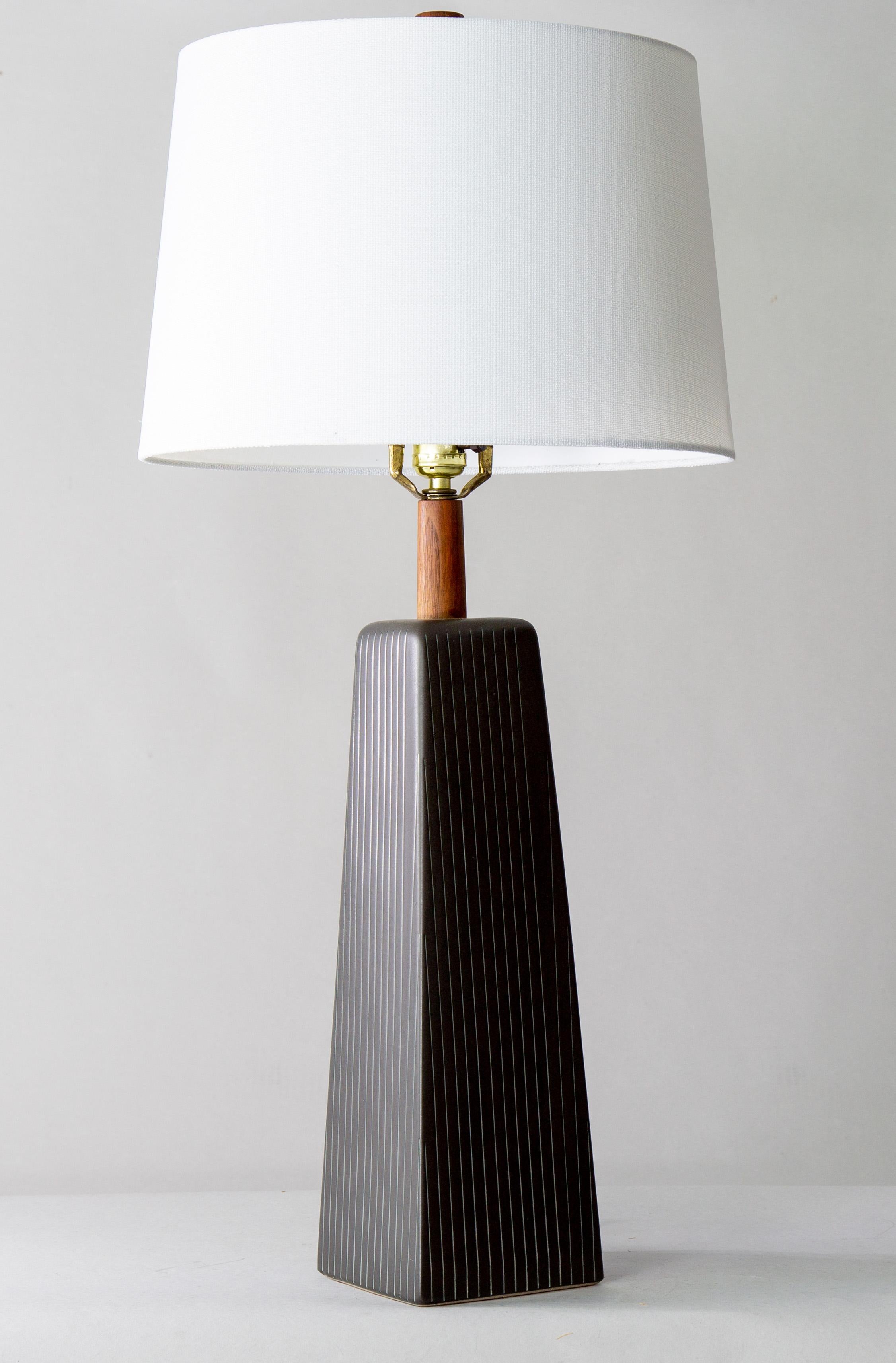 Lampe de collection des années 1960 conçue par Jane et Gordon Martz des Marshall Studios à Veedersburg (Indiana). Ces lampes sont très recherchées et apparaissent dans les designs du monde entier. Ce corps de lampe de table géométrique, de couleur