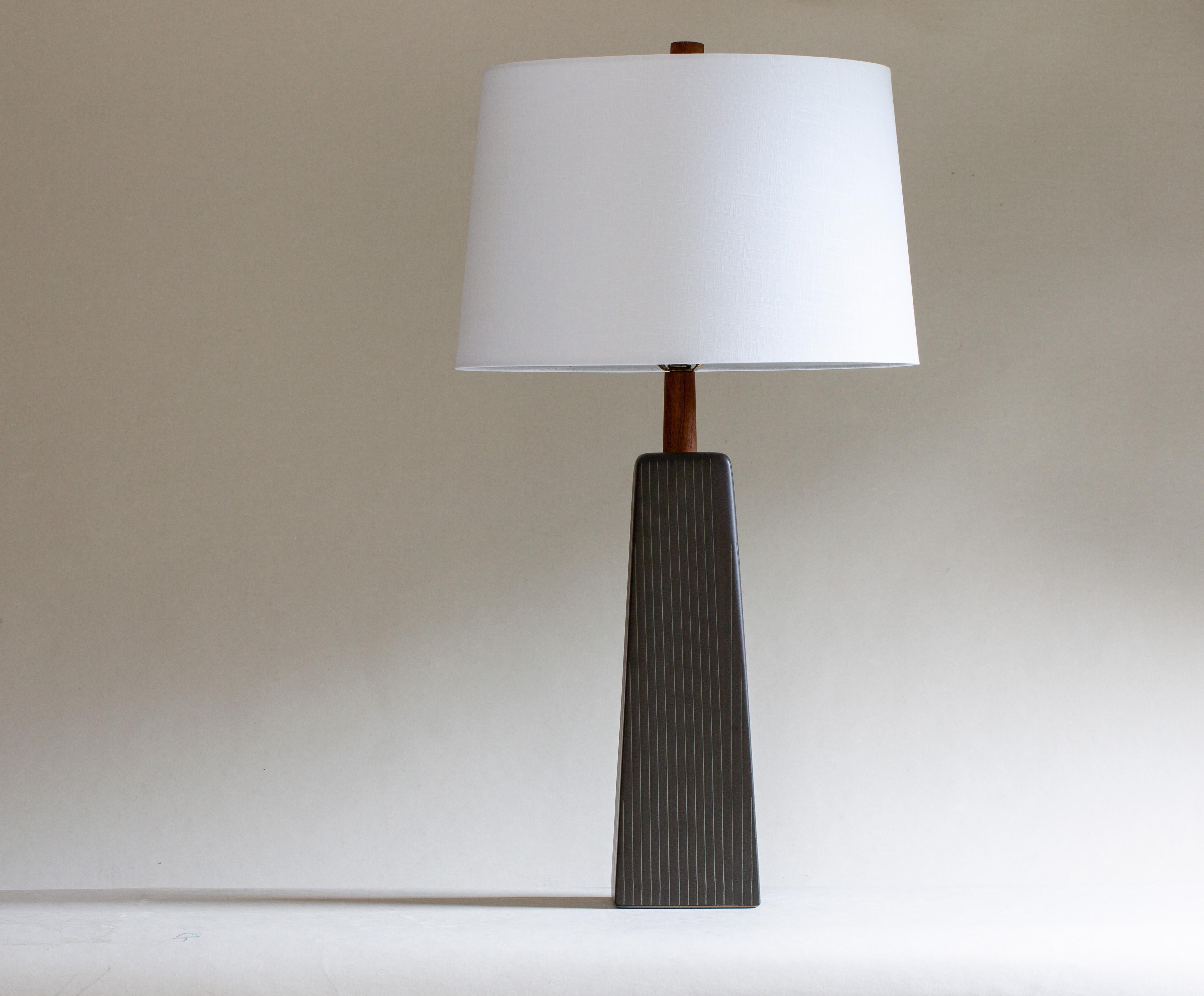 Mid-20th Century 1960s Gordon and Jane Martz Geometric Table Lamp M216 for Marshall Studios Gray For Sale