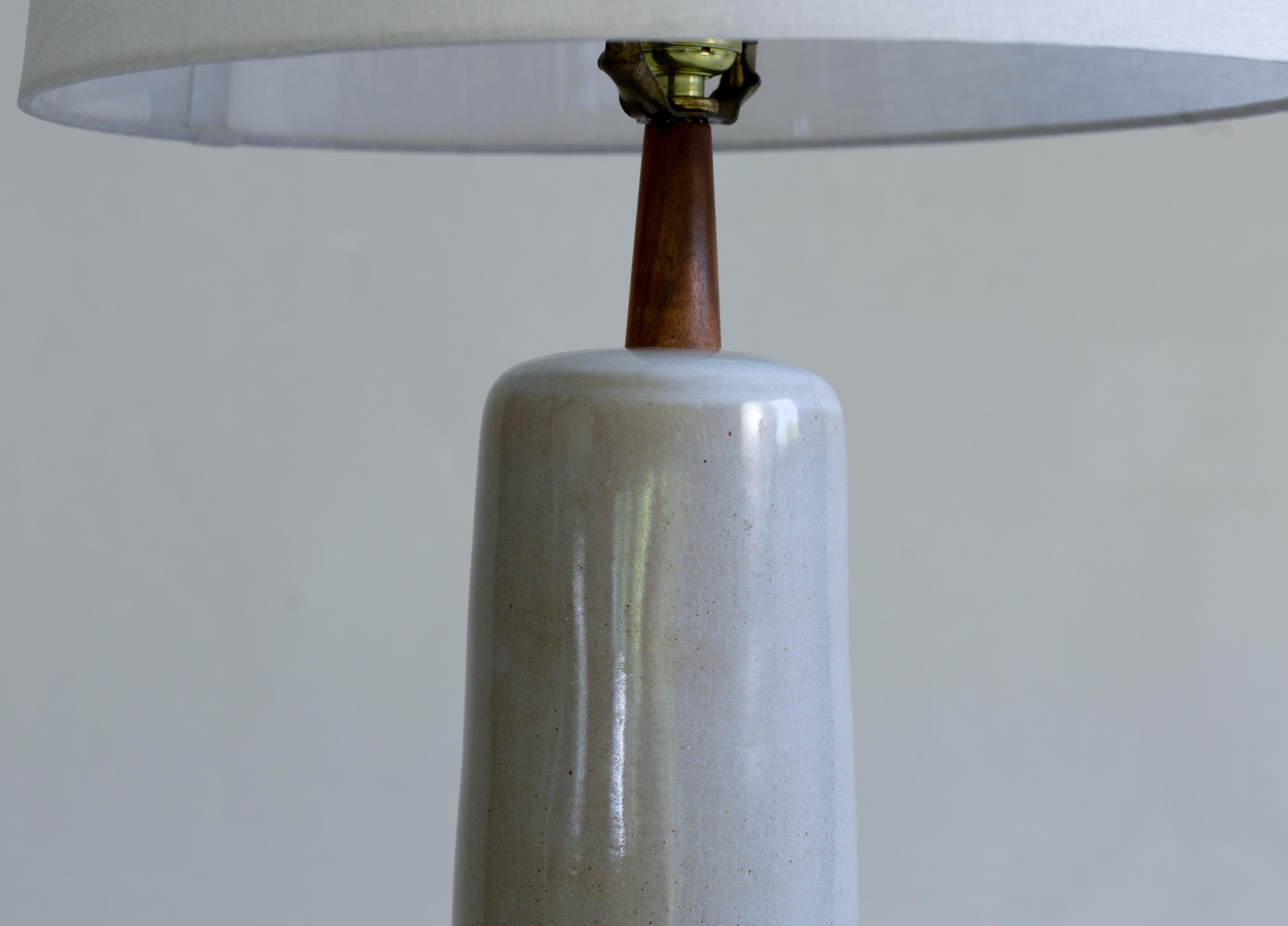 Milieu du XXe siècle Lampe de table Gordon et Jane Martz des années 1960  M41 pour Marshall Studios gris clair en vente