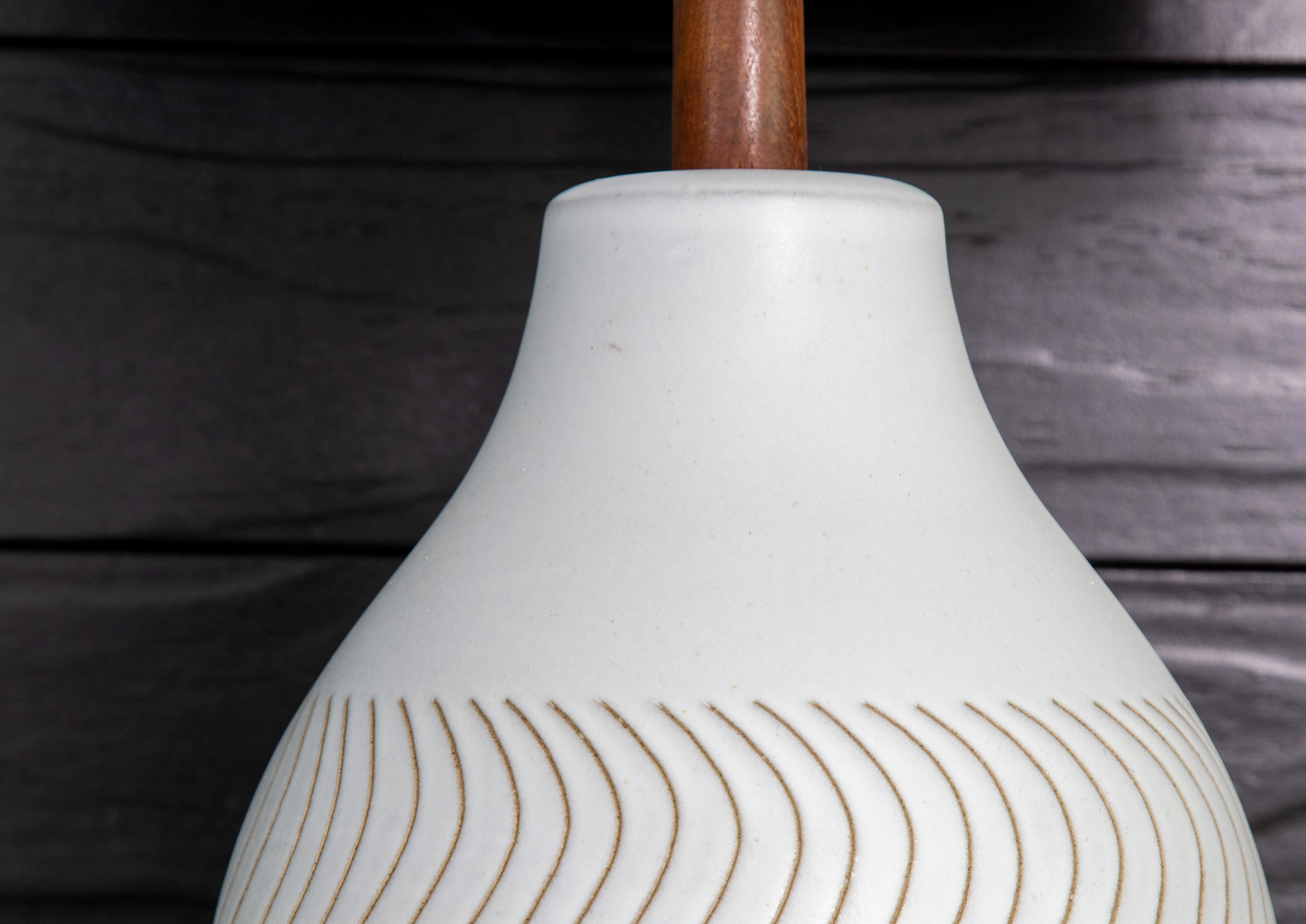Ceramic 1960s Gordon and Jane Martz White Incised Table lamp M197 for Marshall Studios For Sale
