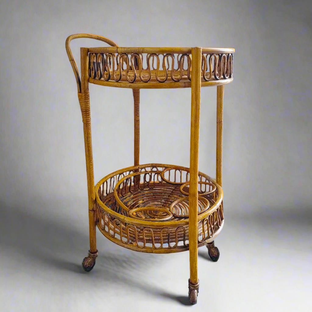 1960s Gorgeous and elegant serving  cart in bamboo by Franco Albini with four legs. The structure featuring two shelves, the lower one features four bottle holders.  Made in Italy. The cart is in very excellentcondition
17,71 x 15,74 x 25,98 H