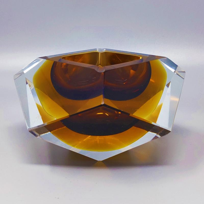 1960s Gorgeous big amber ashtray or catchall by Flavio Poli for Seguso in Murano Sommerso glass. Made in Italy
The item is in good condition.
Dimensions:
6,29
