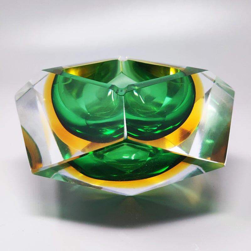 1960s Gorgeous big green ashtray or catchall by Flavio Poli for Seguso in Murano sommerso glass. Made in Italy
The item is in good condition.
Dimensions:
6,29