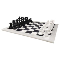 Magnifique ensemble d'échecs noirs et blancs en albâtre Volterra fait à la main, années 1960