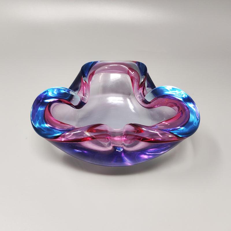 Splendido posacenere o portacenere blu e rosa di Flavio Poli in vetro di Murano Glass Sommerso. Prodotto in Italia
L'articolo è in ottime condizioni.
Dimensioni:
Diametro 6,29