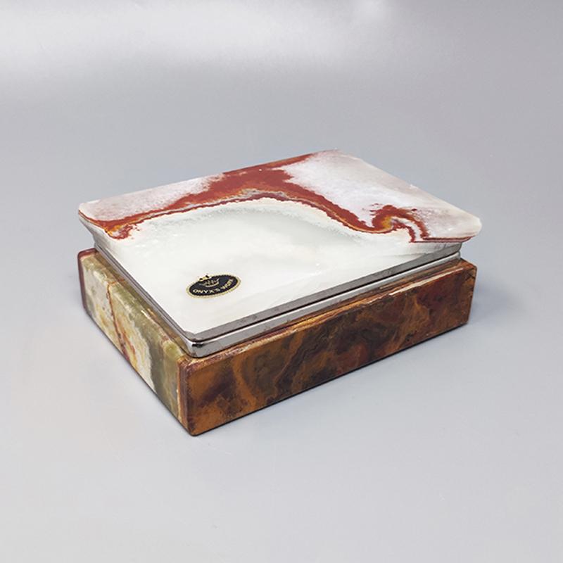 Preciosa caja de los años 60 en ónice. Fabricado en Italia. Esta caja está en excelentes condiciones.
Dimensiones:
5,31 x 3,74 x 1,96 pulgadas H
13,5 x 9,5 x 5 H cm