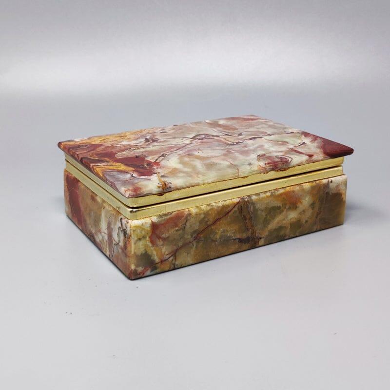 Boîte magnifique des années 1960 en onyx. Fabriquées en Italie. Cette boîte est en excellent état.
Dimension :
5,31 x 3,74 x 1,57 H pouces
13,5 x 9,5 x 4 H cm

