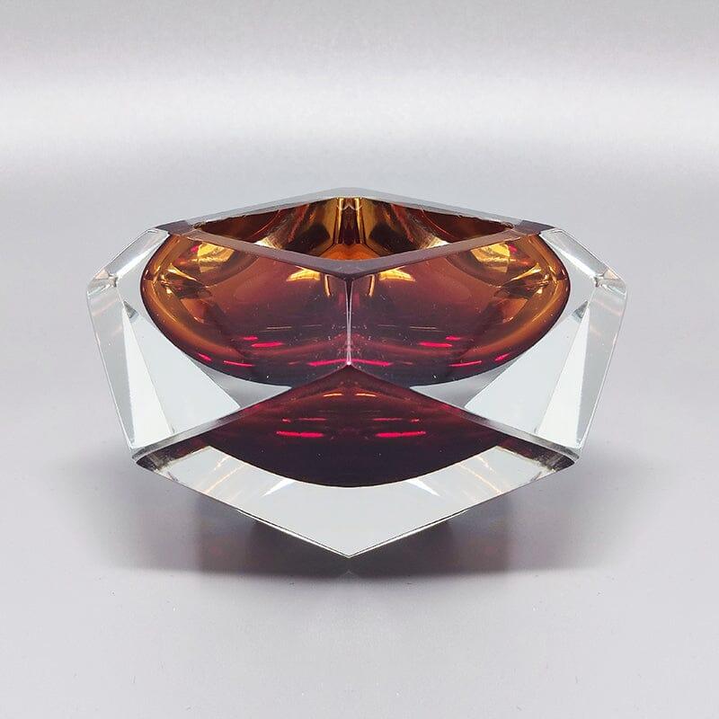 Années 1960 Magnifique cendrier ou attrape-cigarettes brun par Flavio Poli pour Seguso en verre sommerso de Murano. Fait en Italie. Aucun éclat ou autre, cet article est parfait en excellent état.
Dimension ;
diamètre 4,72 x 2,75 H pouces
diamètre