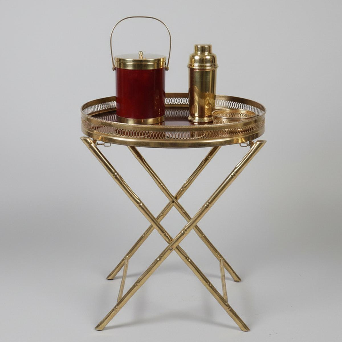 Años 60 Precioso juego de cóctel de E. Orefice en lucita y latón. Fabricado en Italia
Todos los artículos están en excelentes condiciones. Este conjunto es precioso una verdadera pieza de elegancia 
En este conjunto hay:
Coctelera de latón
 diámetro