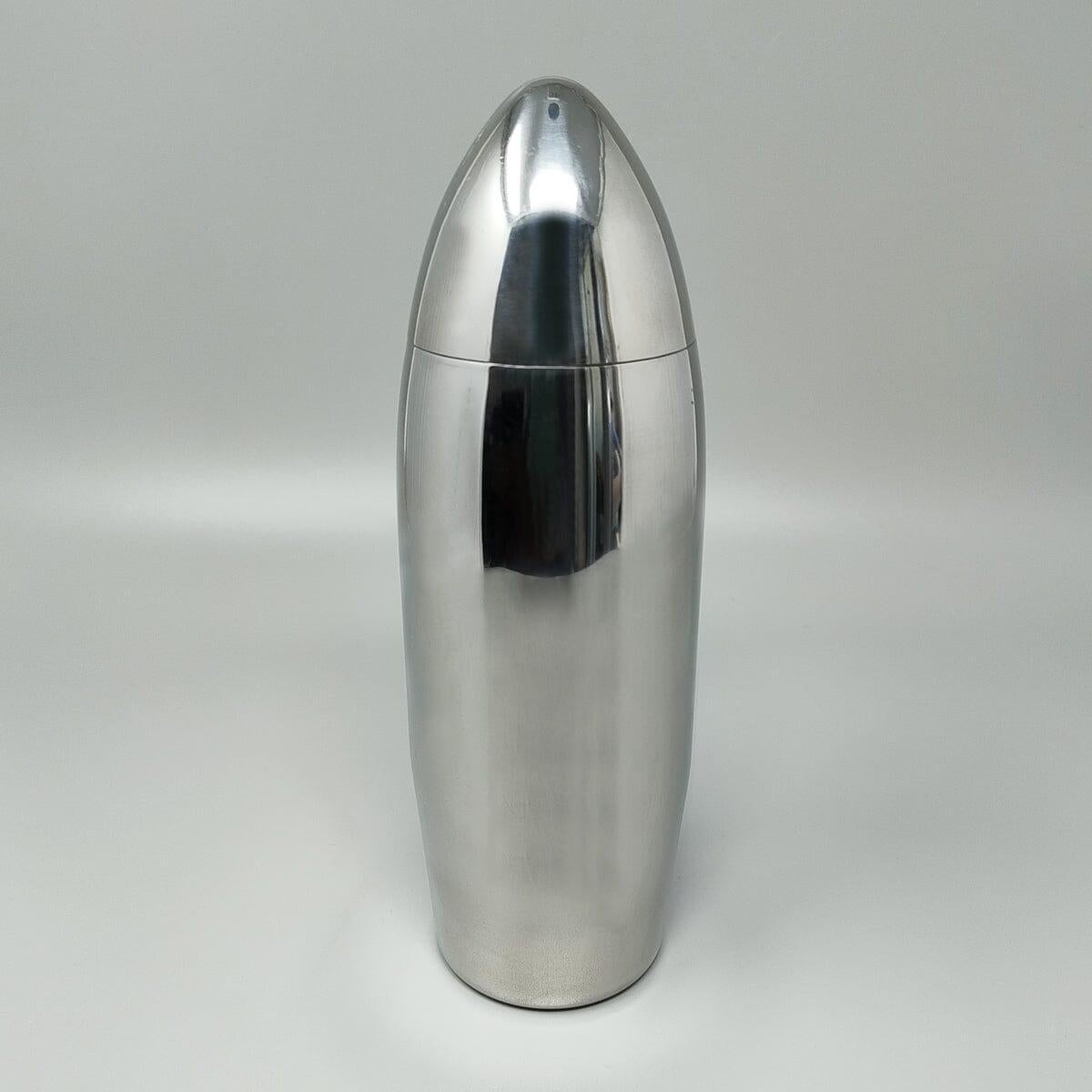 Wunderschöner Cocktailshaker „Bullet“ aus Edelstahl aus den 1960er Jahren. Hergestellt in Italien. Dieser Shaker ist in ausgezeichnetem Zustand.
Dimension:
Durchmesser 2,75 x 9,05 H Zoll
Durchmesser cm 7 x cm 23 H