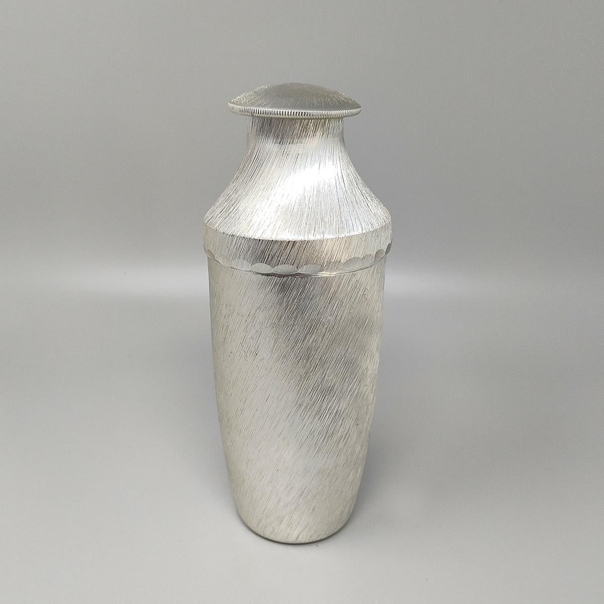 1960s Gorgeous cocktail shaker by Arir in satin aluminium Made in Italy. Signed at the bottom.
The item is in excellent condition.
Dimensions
diam 3,54 x 9,05 H inches
diam cm 9 x cm 23 H