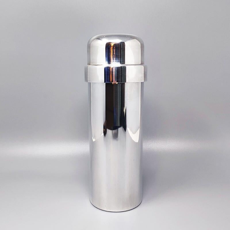 1960er Jahre Wunderschöner Cocktail Shaker aus versilbertem Stahl von P.M. Hergestellt in Italien
Dieser Cocktailshaker ist ein Kunstwerk. Er ist am Boden signiert und in ausgezeichnetem Zustand.
Dimension:
diam 3,54