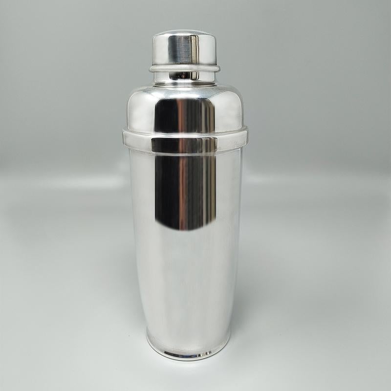 1960s Gorgeous cocktail shaker silver plated by Zanetta. Fabriquées en Italie.
Ce shakers est une véritable œuvre d'art. Il est signé en bas et est en excellent état.
Dimension :
diam 3,54