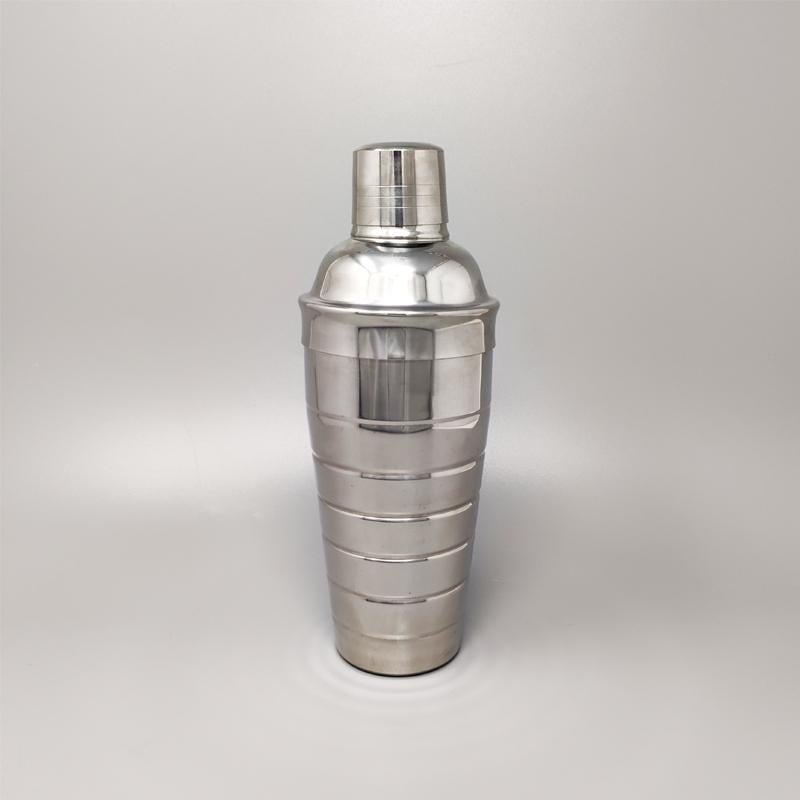 1960er Jahre Wunderschöner Cocktail-Shaker WMF Cromargan. Hergestellt in Deutschland aus rostfreiem Stahl. Dieser Shaker ist in ausgezeichnetem Zustand.
Abmessungen: Durchmesser 3,54 x 10,23 Höhe Zoll
Abmessungen: Durchmesser cm 9 x cm 26 Höhe.