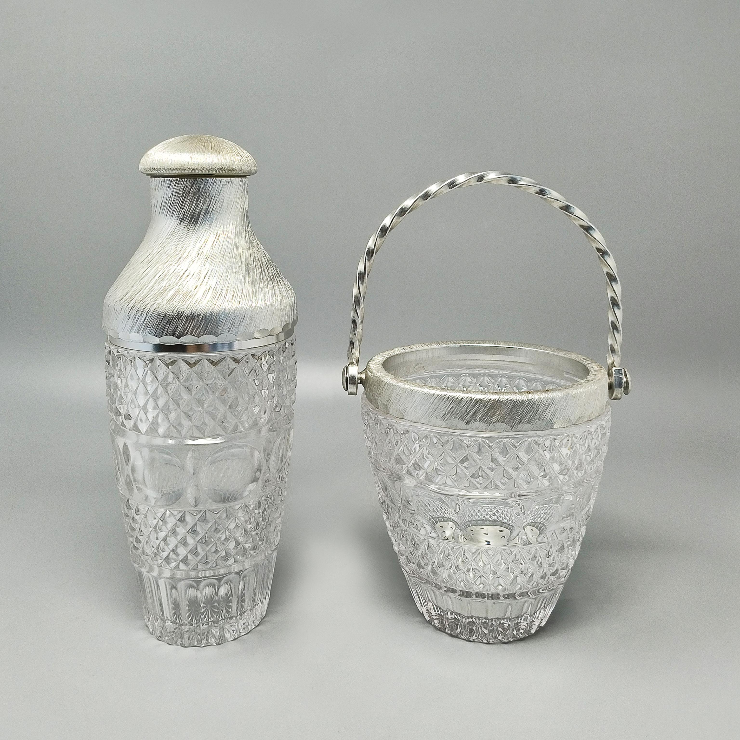 1960 Splendido shaker da cocktail in cristallo tagliato e alluminio della metà del secolo scorso con secchiello per il ghiaccio di Arir in ottime condizioni. Prodotto in Italia
Diametro dello scuotitore 3,54 x 9,05 H. pollici
diam. cm 9 x cm 23