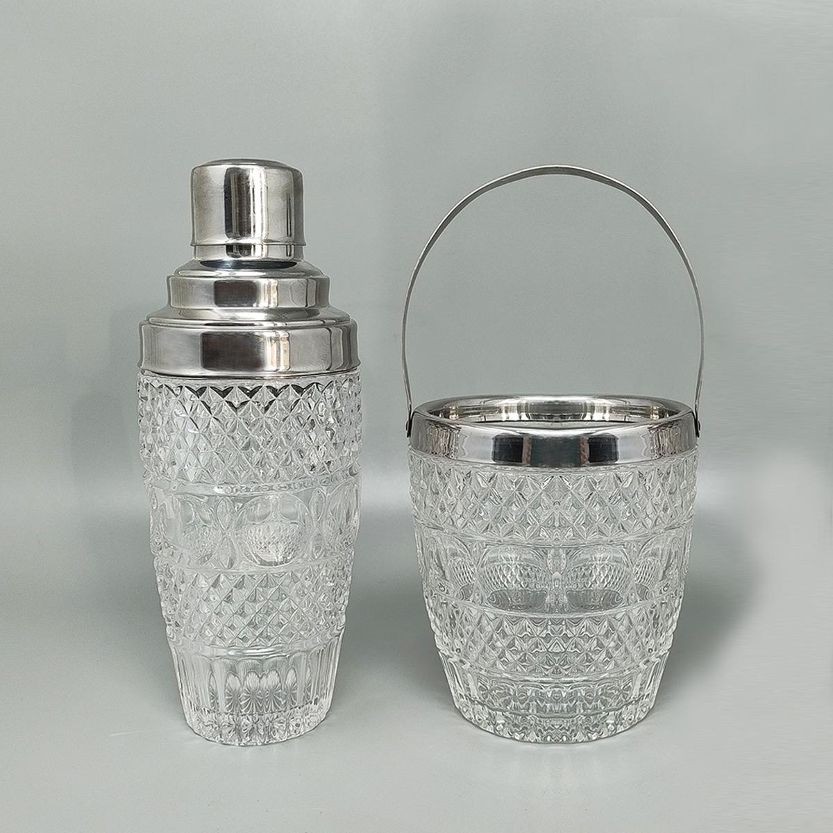Años 60 Preciosa coctelera vintage de mediados de siglo de cristal tallado y cromo con cubitera en excelente estado. Fabricado en Italia
Diámetro de la coctelera 3,54 x 8,66 pulgadas H
diam cm 9 x cm 22 H
Diámetro de la cubitera 4,33 x 5,11 pulgadas