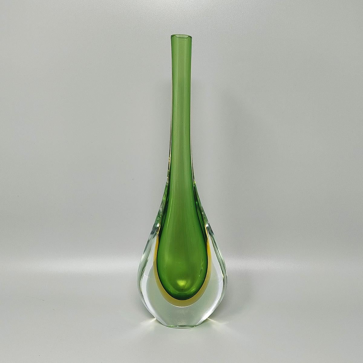 1960 Splendido vaso verde e giallo di Flavio Poli in vetro sommerso di Murano. Non è facile trovarlo in questi colori. L'articolo è in ottime condizioni.
Dimensioni:
4,33 x 2,36 x 12,20 H. pollici
cm 11 x cm 6 x 31 H cm