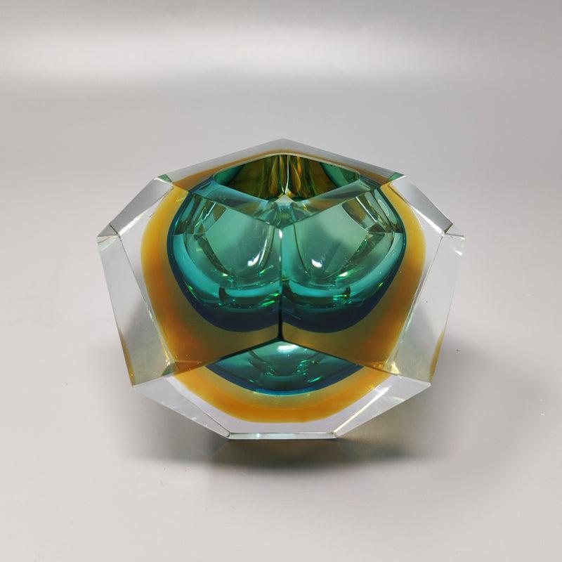 1960s Gorgeous green and yellow ashtray or catchall by Flavio Poli for Seguso in Murano sommerso glass. Made in Italy
The item is in excellent condition.
Dimensions:
diam 5,51