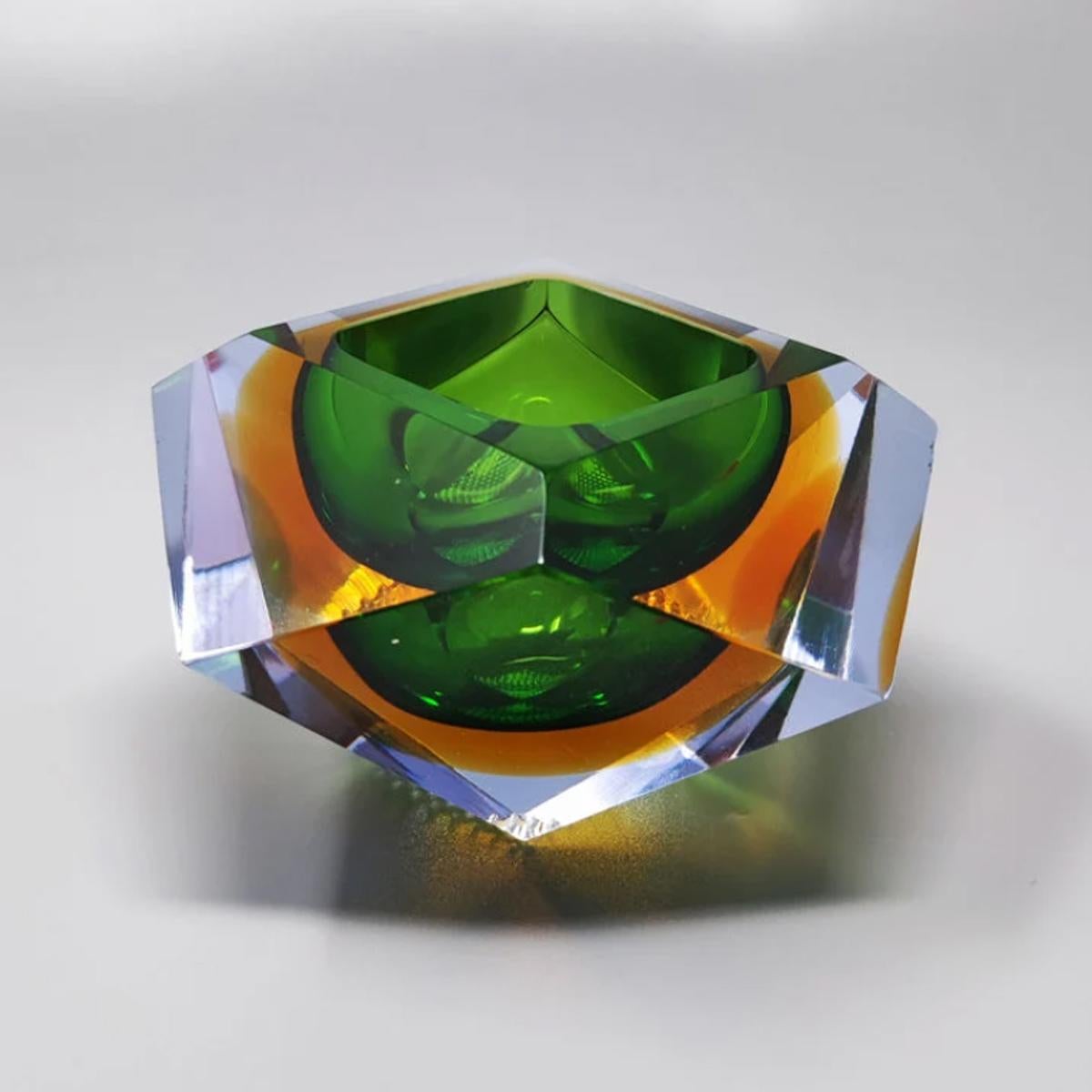 1960s Gorgeous green ashtray or catchall by Flavio Poli for Seguso in Murano sommerso glass. Made in Italy
The item is in good condition.
Dimensions:
5,11 diameter x 2,75 H inches
cm 13 diameter x cm 7 H