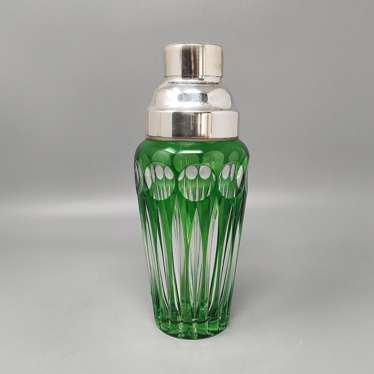 Mid-Century moderno 1960 Gorgeous Green Bohemian Cut Crystal Cocktail Shaker With Ice Bucket.