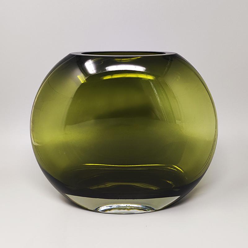 1960s Gorgeous green vase By Flavio Poli in Murano glass. Made in Italy. The item is in excellent condition.
Dimension:
10,23