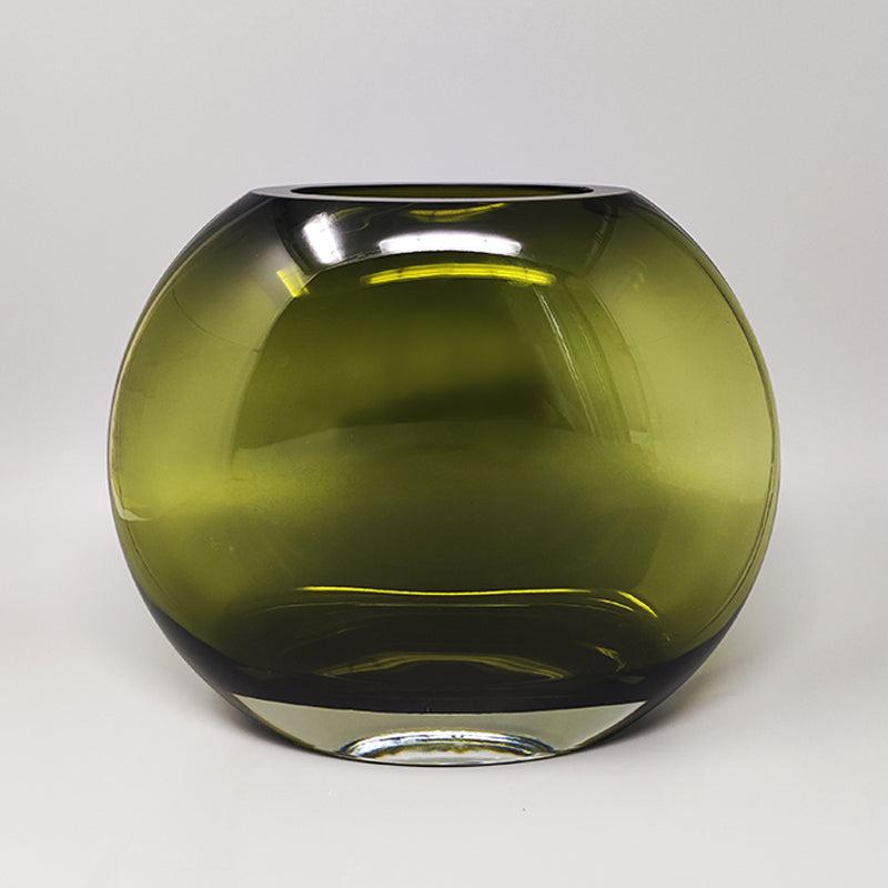 1960 Splendido vaso verde di Flavio Poli in vetro di Murano. Bocca soffiata. Prodotto in Italia. L'articolo è in ottime condizioni. 
Dimensioni:
10,23  x 3,93  x 9,05 H. pollici
cm 26 cm x cm 10 x 23 H. cm