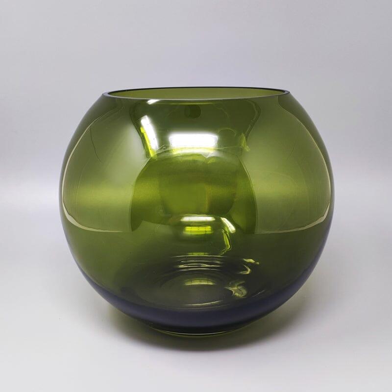 1960er Jahre Wunderschöne grüne Vase von Flavio Poli aus Murano-Glas. Hergestellt in Italien. Der Artikel ist in ausgezeichnetem Zustand.
Dimension:
Durchmesser 9,05