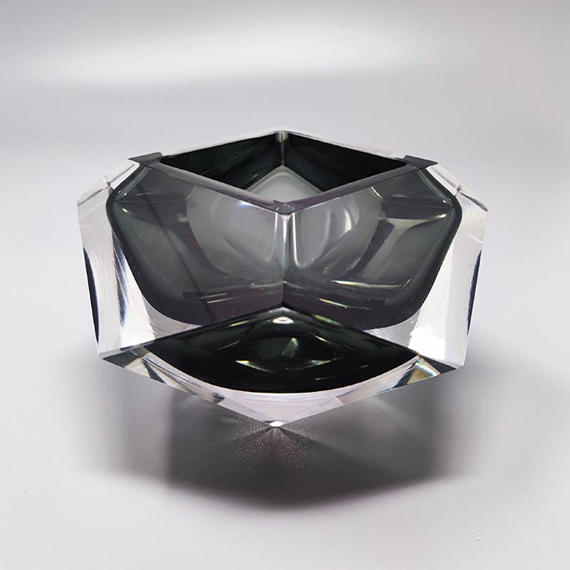 1960s Gorgeous grey ashtray or catch-all by Flavio Poli for Seguso in Murano sommerso Glass. Made in Italy
It seems a diamond
The item is in excellent condition.
Dimensions:
diameter 5,51