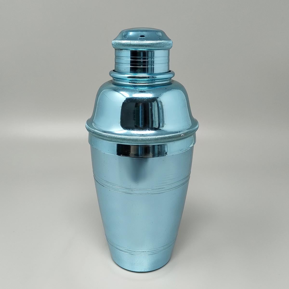 1960s Gorgeous light blue cocktail shaker by Lumium in pure aluminum. Made in England
The item is in excellent condition. It's signed at the bottom.
Dimension:
diameter 3,93 x 7,87 H inches
diameter cm 10 x cm 20 H