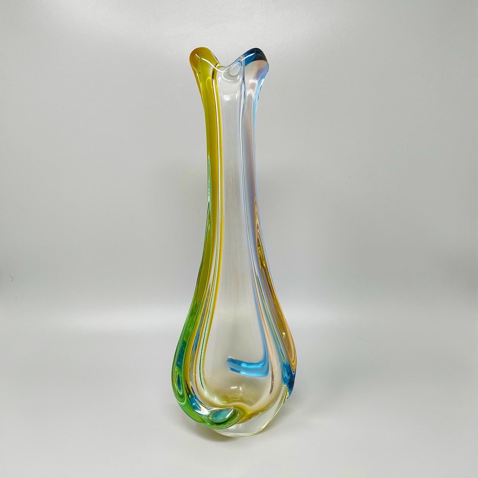 1960 Splendido vaso blu, ambra e verde di Flavio Poli in vetro di Murano. Questo vaso sembra una scultura 
L'articolo è in ottime condizioni.
Dimensioni:
5,11 x 3,93 x 14,17 H. pollici
cm 13 x cm 10 x 36 H. cm