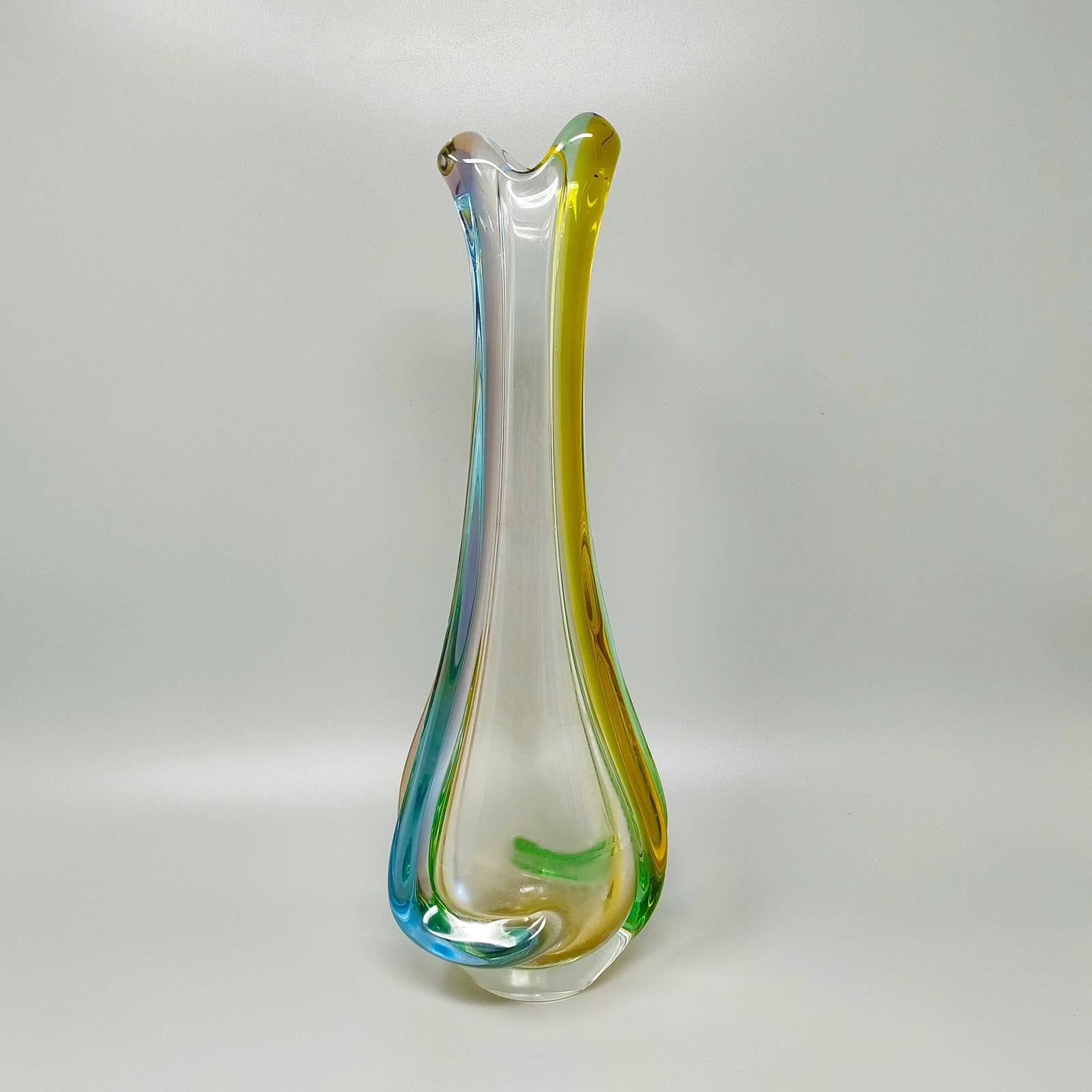 Mid-Century moderno Splendido vaso di Murano del 1960 di Flavio Poli. Prodotto in Italia in vendita