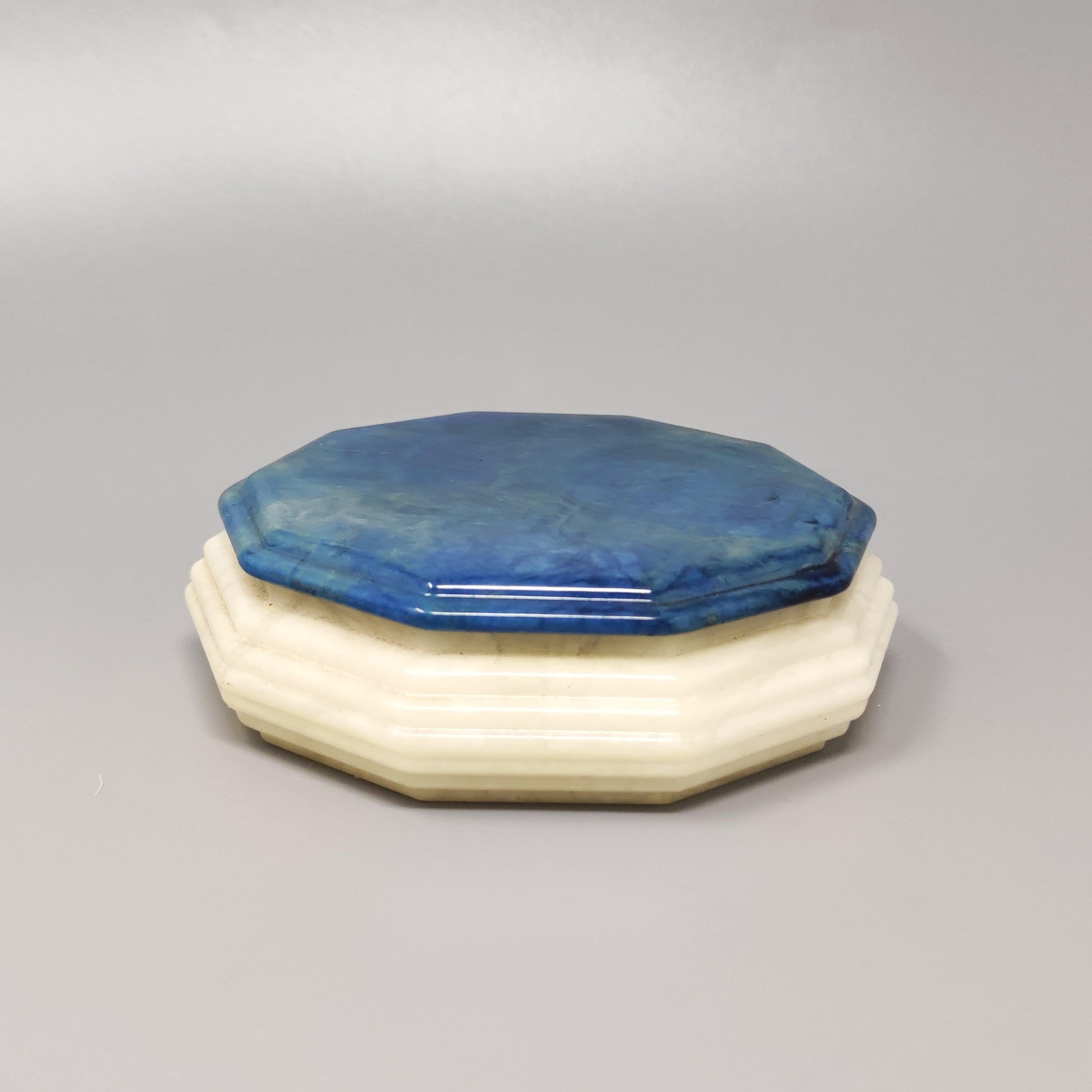 1960s Octagonal blue and white box in alabaster. Made in Italy. This box is in excellent condition.
Dimension:
Diameter 4,72