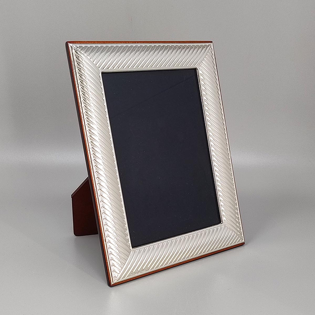 Años 60 Precioso marco de fotos chapado en plata con cristal. Fabricado en Italia. El artículo está en excelentes condiciones .
El tamaño de la foto es 3,14 x 4,72 pulgadas - cm 8 x cm 12 H cm
Dimensión
5,11 x 1,96 x 6,69
cm 13 x 5 x cm 17 H
