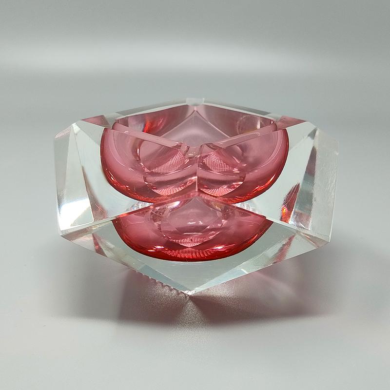 1960s Magnifique cendrier ou attrape-tout rose de Flavio Poli pour Seguso en verre de Murano sommerso. Fait en Italie. Aucun éclat ou autre, cet article est parfait en excellent état.
Dimension ;
diamètre 4,72 x 2,75 H pouces
diamètre cm 12 x cm 7 H