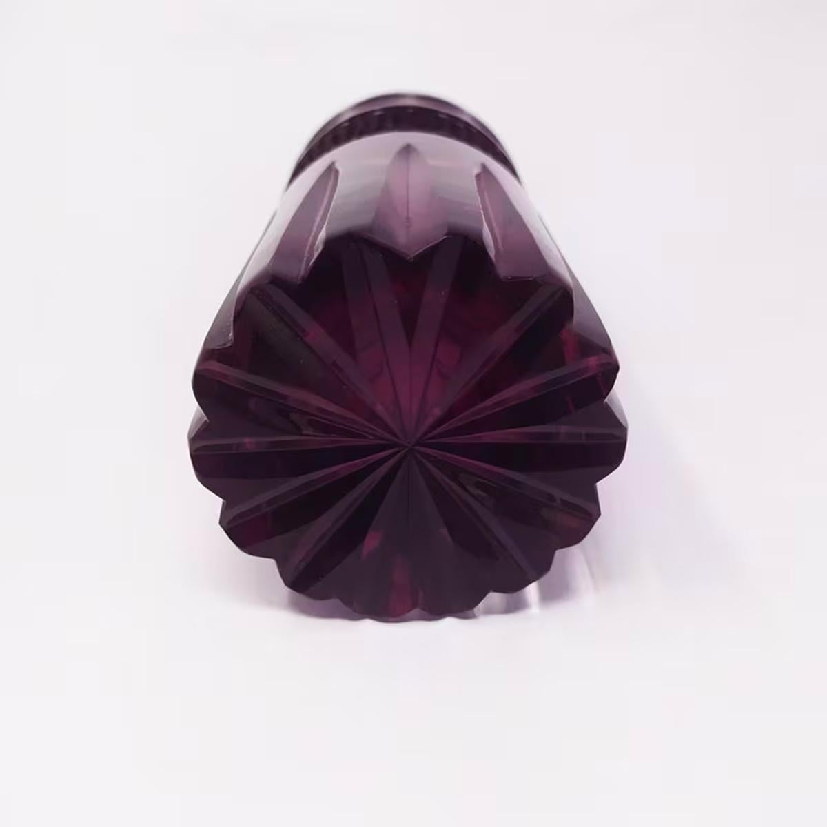 Metà XX secolo 1960 Gorgeous Purple Bohemian Cut Glass Cocktail Shaker. Prodotto in Italia in vendita