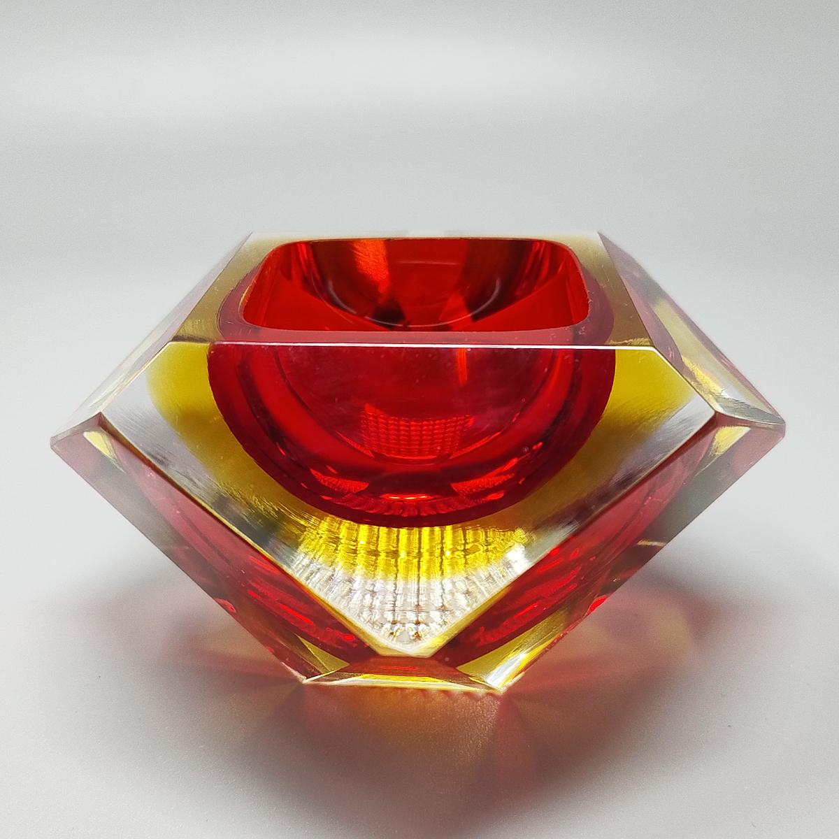 Mid-Century moderno Anni '60 Splendido posacenere o portacenere rosso e giallo di Flavio Poli per Seguso. in vendita