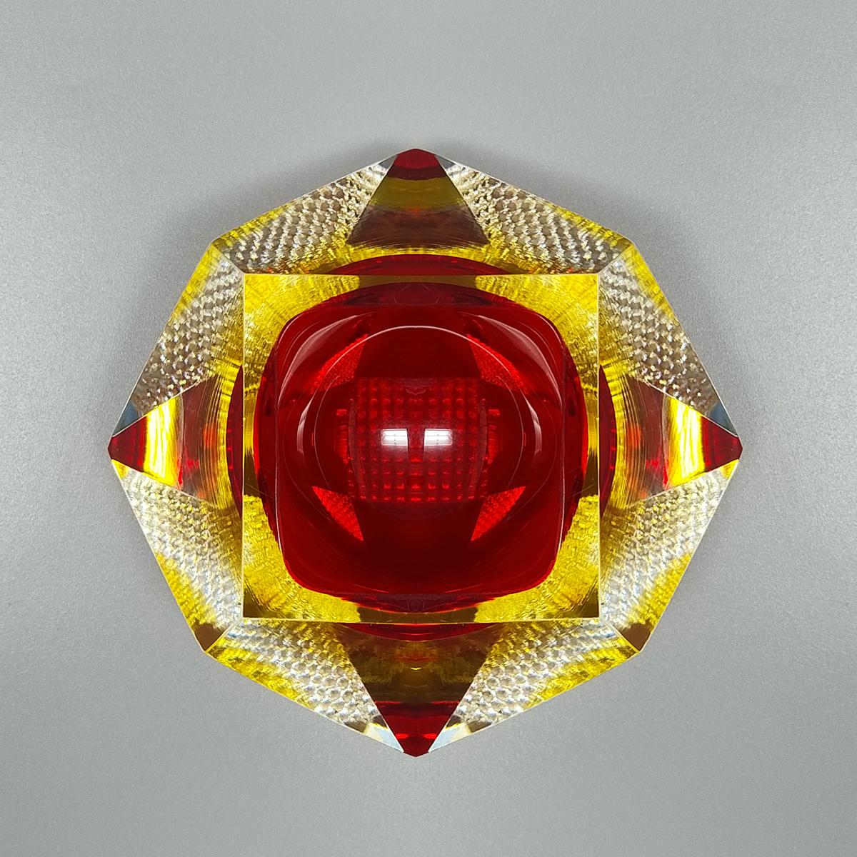 Italiano Anni '60 Splendido posacenere o portacenere rosso e giallo di Flavio Poli per Seguso. in vendita