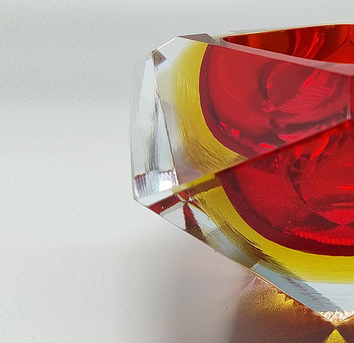 Metà XX secolo Anni '60 Splendido posacenere o portacenere rosso e giallo di Flavio Poli per Seguso. in vendita