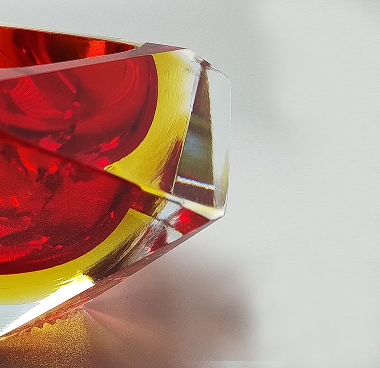Vetro di Murano Anni '60 Splendido posacenere o portacenere rosso e giallo di Flavio Poli per Seguso. in vendita