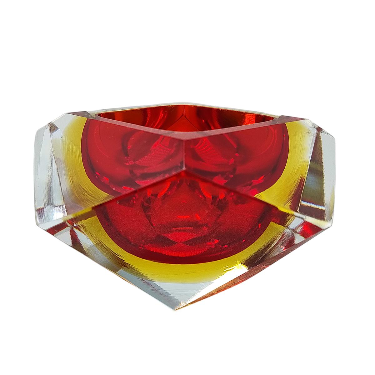 Anni '60 Splendido posacenere o portacenere rosso e giallo di Flavio Poli per Seguso. in vendita