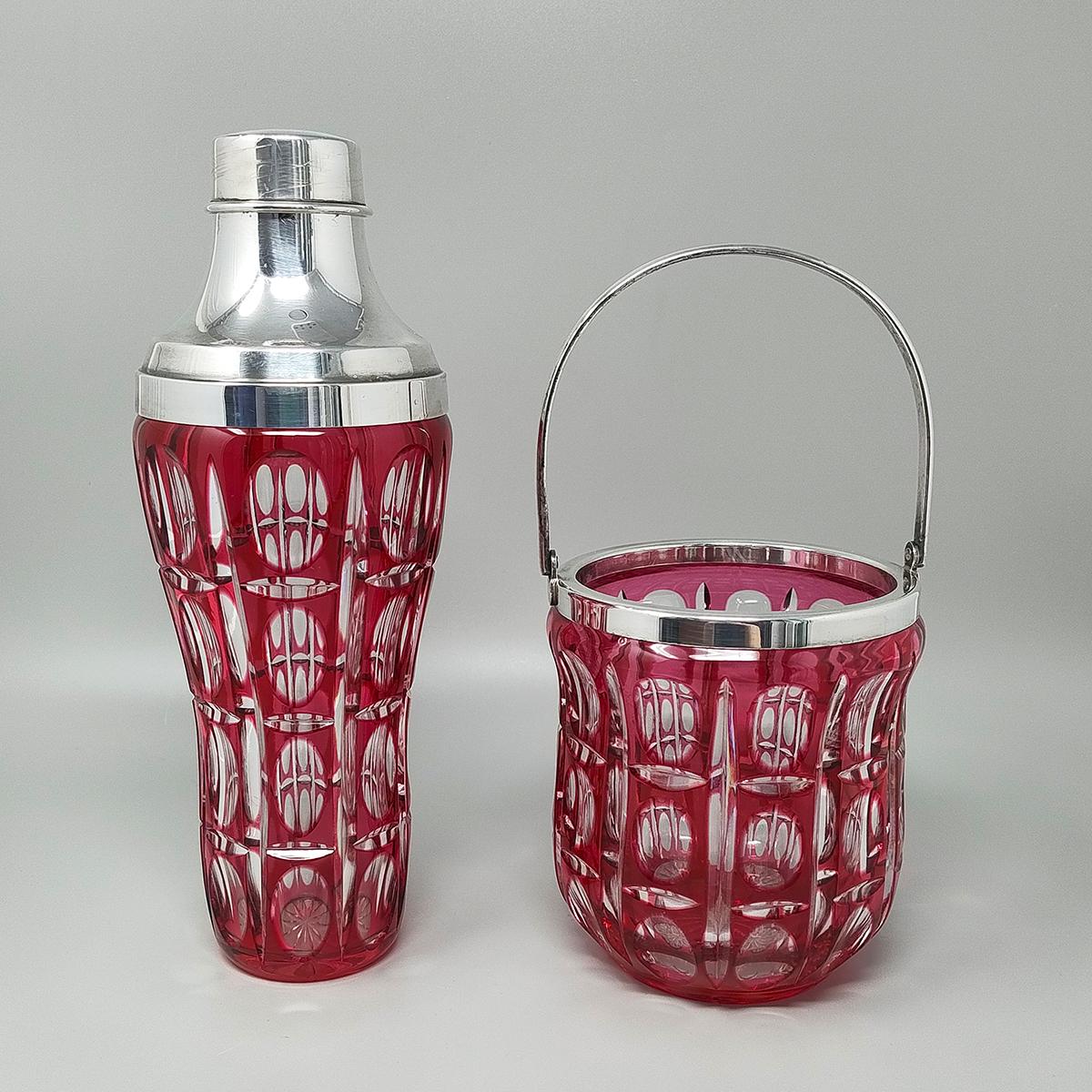 1960s Gorgeous bohemian red cut crystal cocktail shaker glass with Ice bucket in excellent condition, (only some signs of aging on it).  Fabriqué en Italie
Dimension :
Shakers à cocktail
diamètre 3,93 x 11,02  H pouces
diamètre cm 10 x cm 28 H
Seau