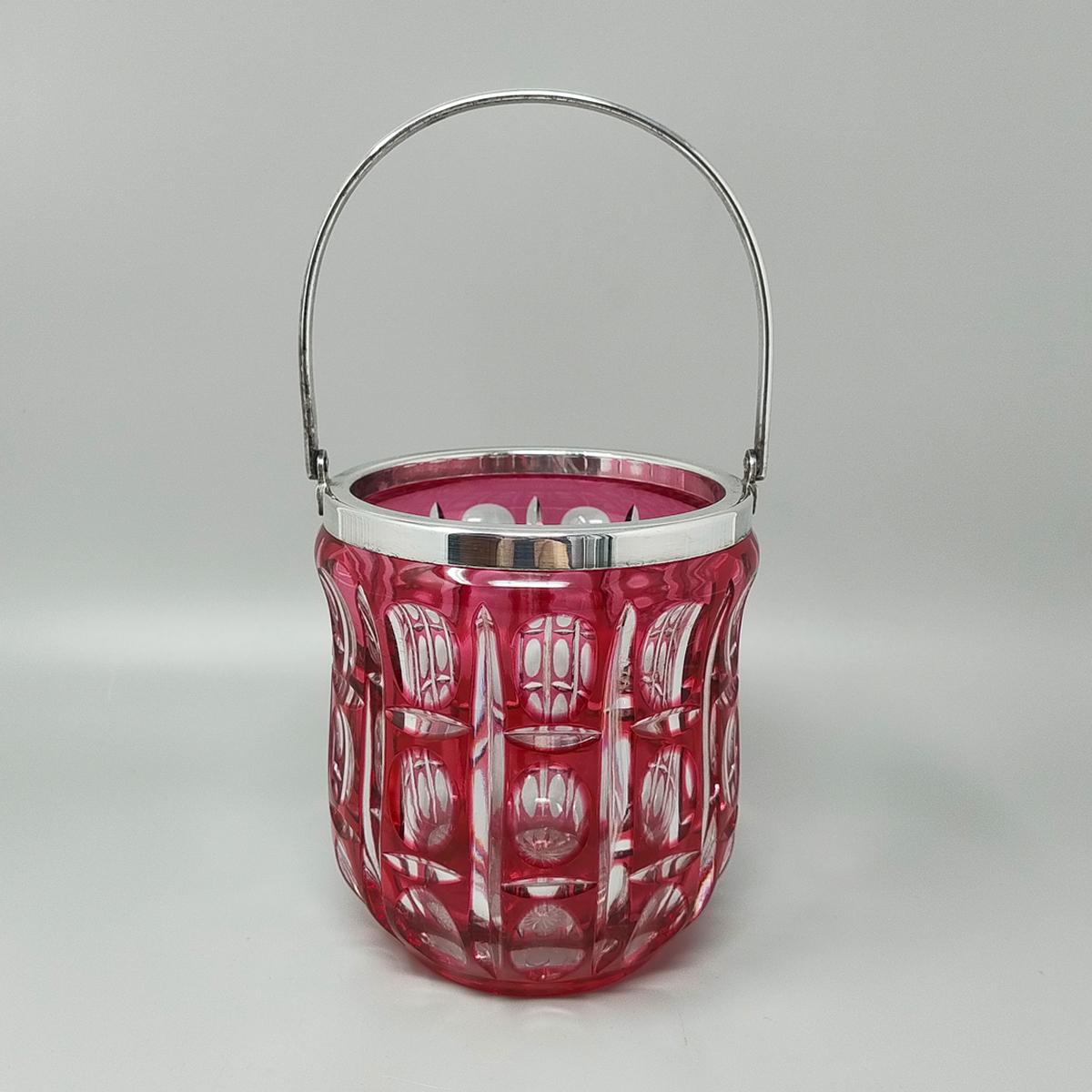 Milieu du XXe siècle Magnifique shaker à cocktail en cristal rouge de Bohème des années 1960 avec seau à glace. en vente