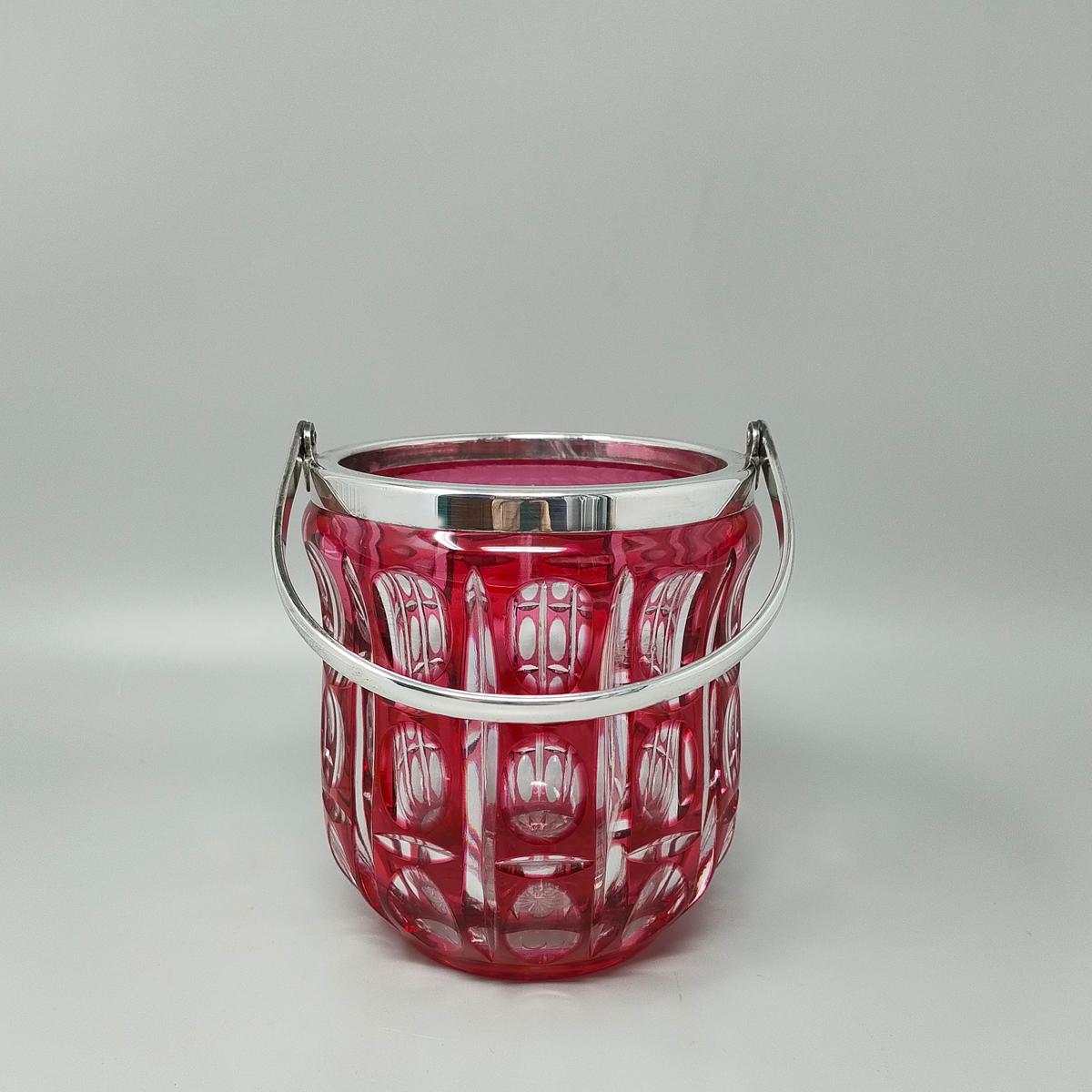 Cristal Magnifique shaker à cocktail en cristal rouge de Bohème des années 1960 avec seau à glace. en vente