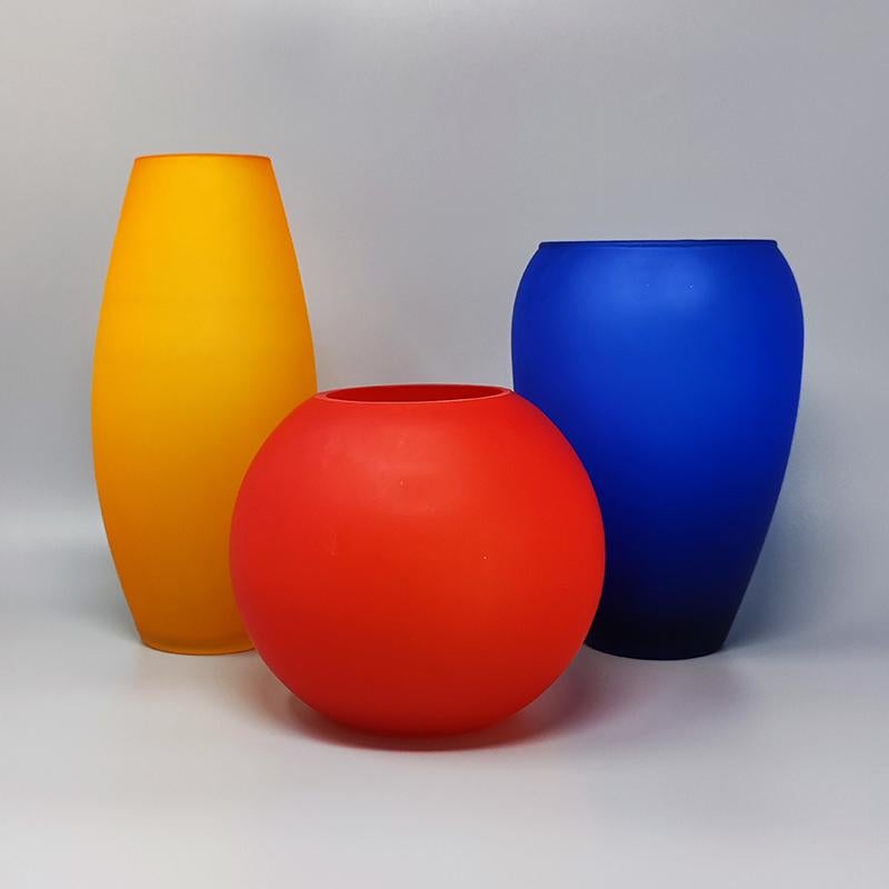 1960er Jahre Wunderschöner Satz von 3 Vasen aus Murano-Glas von Dogi
Die Artikel sind in sehr gutem Zustand.
Abmessungen:
Orange Vase diam 4,33
