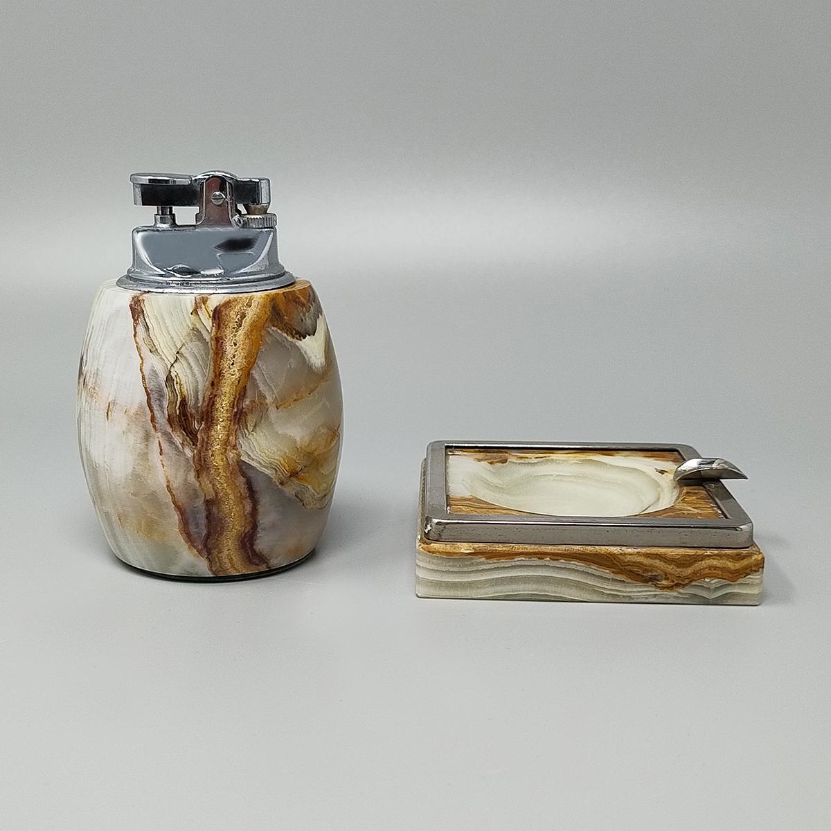 1960s Magnifique set de fumeur en onyx. Le briquet de table fonctionne parfaitement. Fabriquées en Italie. Les articles sont en excellent état. 
Dimension :
Briquet de table
diamètre 2,36 x 3,39 H pouces
diamètre cm 6 x cm 10 H
Cendrier 3,14 x 3,14