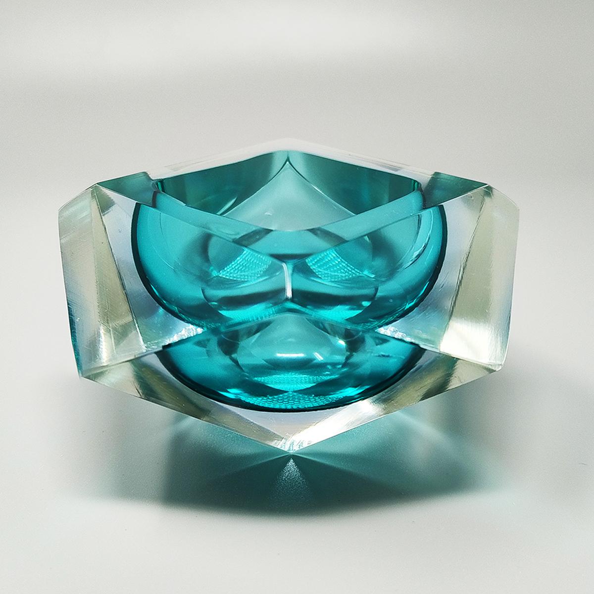 1960s Gorgeous tourqouise ashtray or catchall by Flavio Poli for Seguso in Murano sommerso glass. Made in Italy. So rare to find it in this color.
The item is in excellent condition.
Dimensions:
5,11 diameter x 2,75 H inches
cm 13 diameter x cm 7 H