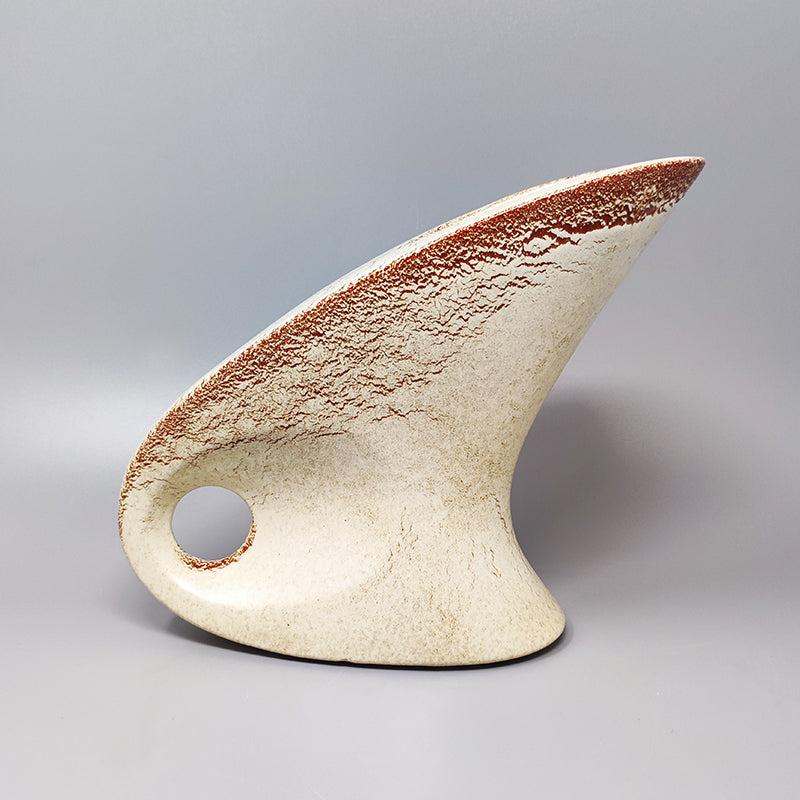 1960s Gorgeous vase by Bertoncello, in ceramic. This vase is in excellent condition. Made in Italy.
Dimension:
9,84 x 3,93 x 8,26 H inches
25 cm x cm 10 x 21 H cm