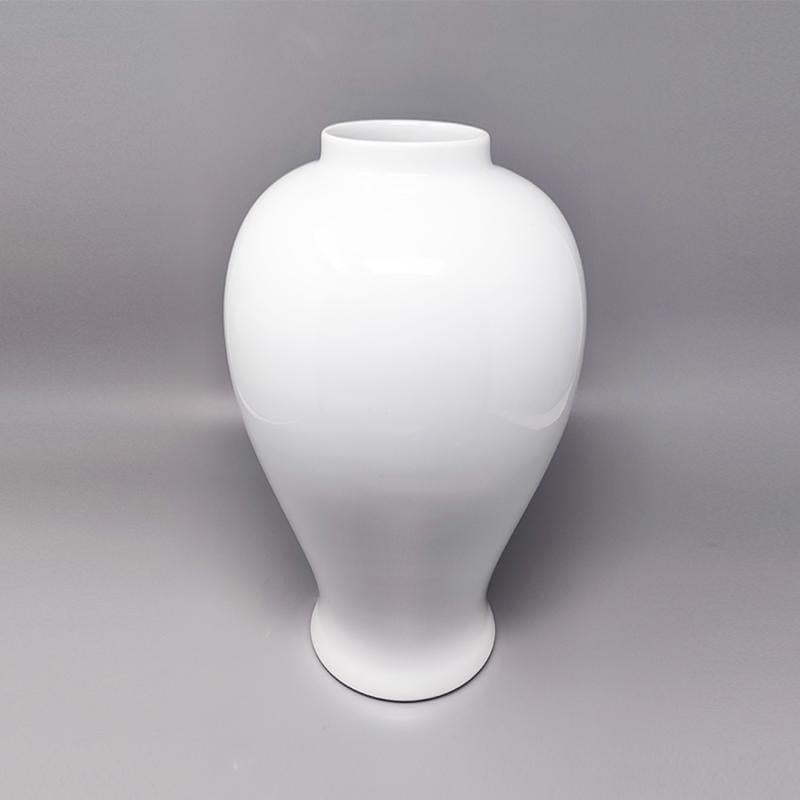 Années 1960 Magnifique vase en porcelaine de Limoges. Fait à la main. Fabriqué en France. Il est en excellent état.
Mesures : diamètre 9,05
