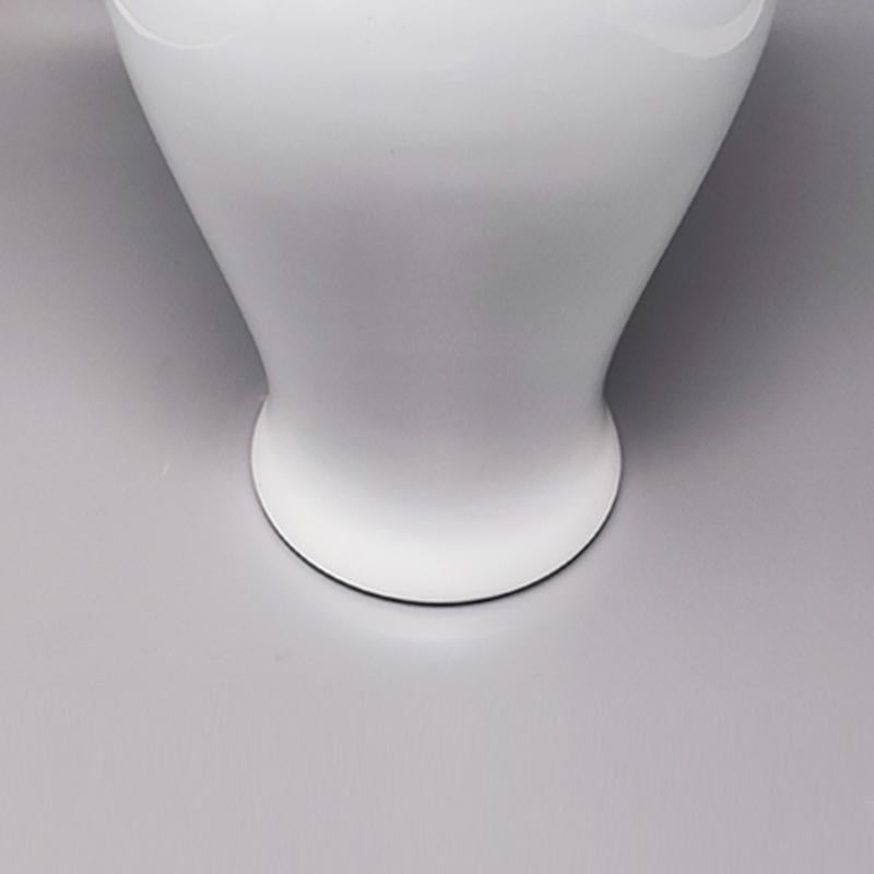 Milieu du XXe siècle Magnifique vase en porcelaine de Limoges des années 1960, fait à la main, fabriqué en France en vente